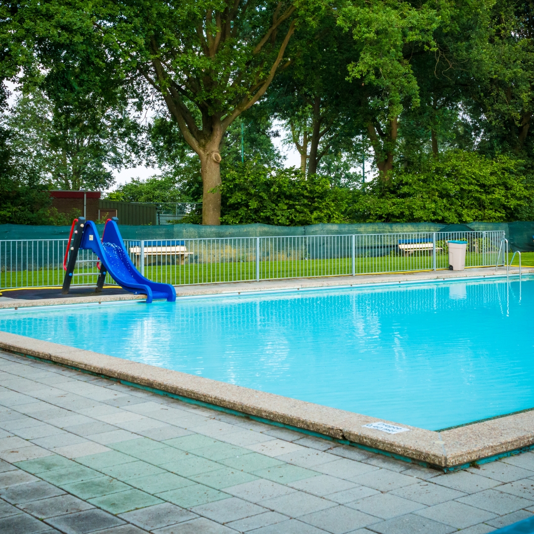 Kinderbad met glijbaan